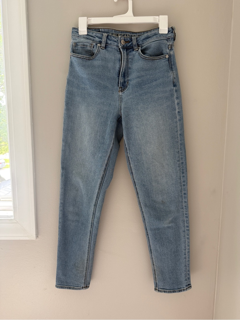 American Eagle Outfitters medium Wash High-Rise Women’s Mom Jeans